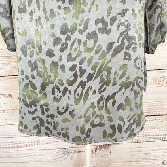 Queen Collection Blouse Women's size Small grey leopard print business - Picture 4 of 15